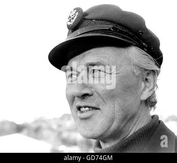 AJAX-NEWS-FOTOS. 20. OKTOBER 1972. KRISTIANSAND, NORWEGEN. SCHIFFBAUINGENIEUR JAN LINGE, DESIGNER DES KIELS BOOT RACER SOLING. AUCH MEKLING UND GLÜCKSSPIEL.   FOTO: JONATHAN EASTLAND/AJAX REF: PEO LINGE JAN 1972 HINWEIS: WÄHREND DES ZWEITEN WELTKRIEGS, LINGE WAR MITGLIED DER NORWEGISCHEN WIDERSTAND, FLUCHT AUS NORWEGEN MITTEN IM KRIEG DURCH SCHMUGGEL VON SICH SELBST UND ANDERE LANDSLEUTE AUF EINEM NEUTRALEN FRACHTER UND ÜBERTRAGEN AUF SEE AN EINES DER UMGEBAUTEN BRITISCHEN MGB-BOOTE ALS BLOCKADE RUNNER MIT KUGELLAGER AUS SCHWEDEN, DEM VEREINIGTEN KÖNIGREICH VERWENDET WIRD. NACHKRIEGSZEIT ZURÜCK NACH NORWEGEN, LEBEN AUF EINER INSEL IN DER NÄHE VON KRIST Stockfoto