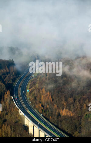 Luftaufnahme, Autobahn A46 in Arnsberg, Nebel und tief liegenden Wolken Felder auf der herbstlichen Autobahn, Arnsberg, Sauerland, Stockfoto