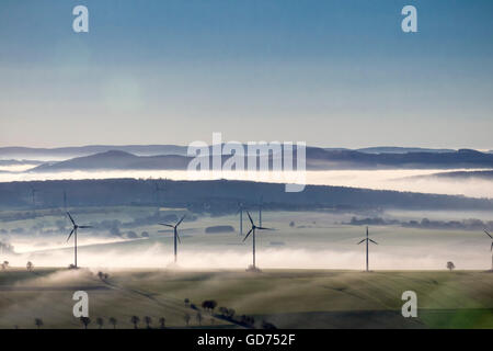 Luftaufnahme, Windkraftanlagen auf dem Haarstrang, Hügel am Ense in der Nähe von Möhnesee, Morgennebell, Sauerland, Europa, Luftbild, Vogelperspektive Stockfoto