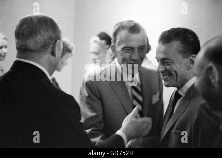 Ed Sullivan spricht mit Gästen auf einer Party, 1962 Stockfoto