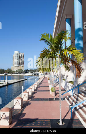 Der sonnige Fußweg in die Innenstadt von Tampa (Florida). Stockfoto