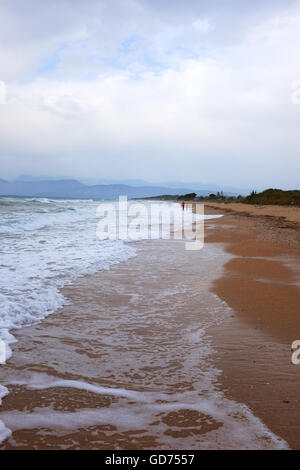 Corfu Beach. Blick über den Strand umspült von den Wellen in Acharavi auf der griechischen Insel Korfu Griechenland Stockfoto