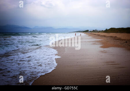 Corfu Beach. Blick über den Strand umspült von den Wellen in Acharavi auf der griechischen Insel Korfu Griechenland Stockfoto