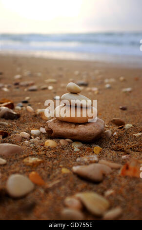 Pyramide aus mit nassen Kieselsteine am Meeresstrand, Insel Korfu, Griechenland Stockfoto