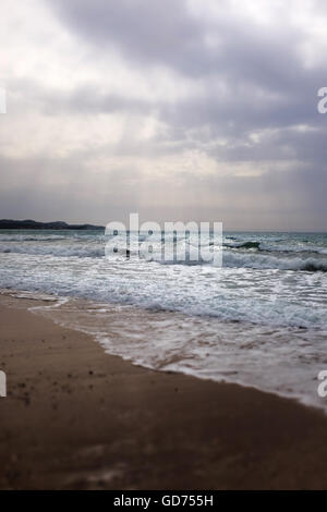 Corfu Beach. Blick über den Strand umspült von den Wellen in Acharavi auf der griechischen Insel Korfu Griechenland Stockfoto