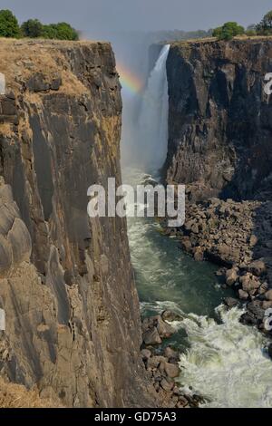 Regenbogen über Viktoriafälle am Sambesi, UNESCO-Weltkulturerbe seit 1989, Viktoriafälle Stockfoto