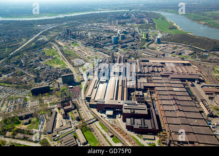 Luftaufnahme, Arbeiter der IG Metall, ThyssenKrupp Headquaters, Duisburg-Bruckhausen, Duisburg, Ruhrgebiet Stockfoto