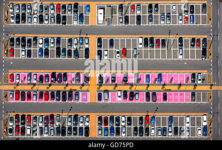 Luftaufnahme, Parkplatz mit parkenden Autos, Parkplätze für Frauen, Behinderte parken, Einkaufszentrum Ruhr Park-Bochum, Bochum Stockfoto