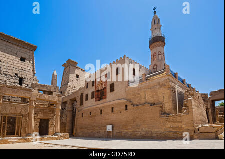 Moschee mit Minarett, Tempel-Komplex-Karnak-Tempel, Karnak, Luxor, Ägypten Stockfoto