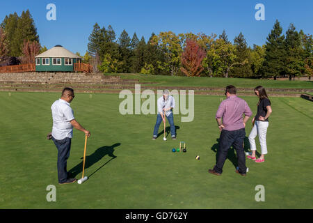 Menschen, spielen Krocket, Krocket Spieler, Spiel Krocket, Weinprobe, Sonoma-Cutrer Weinberge, Sonoma-Cutrer, Sonoma Cutrer, Windsor, Kalifornien Stockfoto