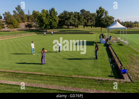 Menschen, spielen Krocket, Krocket Spieler, Spiel Krocket, Weinprobe, Sonoma-Cutrer Weinberge, Sonoma-Cutrer, Sonoma Cutrer, Windsor, Kalifornien Stockfoto