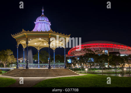 Übernachtung in Adelaide Riverbank Precinct mit der reich verzierten Elder Park Rotunde, flankiert von den neu aktualisierten Adelaide Oval. Stockfoto