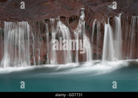 Hraunfossar Wasserfälle fallen aus einer alten vulkanischen Basalt-Etage im Fluss, Island, Winter Stockfoto