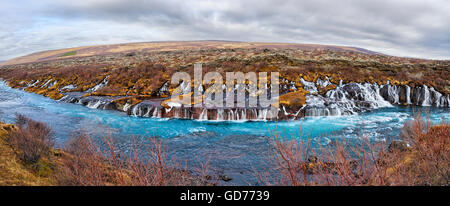 Panorama-Übersicht über die Wasserfälle Hraunfossar Island im winter Stockfoto