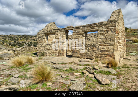 Alte verlassene Bergleute Hütte in den Bergen in der Nähe von Bendigo, Neuseeland. Stockfoto