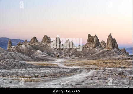 Trona Pinnacles im Zwielicht, Searles Valley, Winter, USA Stockfoto