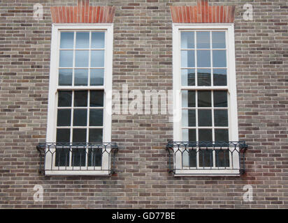 Zwei Fenster auf eine Mauer Stockfoto