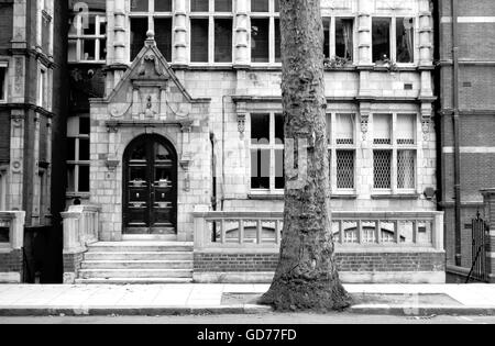 Britischer Stil Gebäude Fassade Ansicht von der Straße Stockfoto