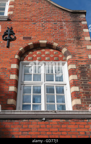 Weiße Fenster auf einem roten Backsteingebäude Fassade in London Stockfoto