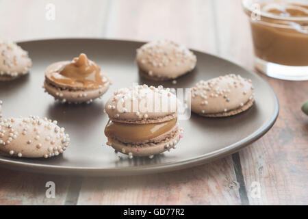 Dulce de Leche gefüllt macaron Stockfoto