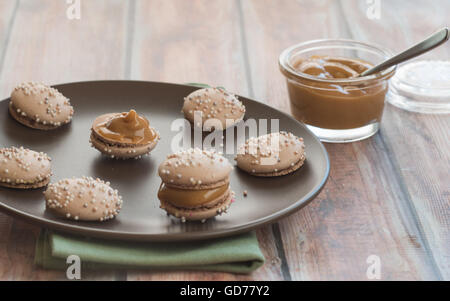 Dulce de Leche gefüllt macaron Stockfoto