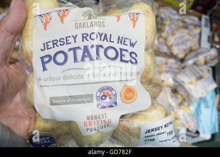 Abgepackte Jersey Royal Frühkartoffeln auf Verkauf in einen Lidl-Supermarkt, London, England Stockfoto