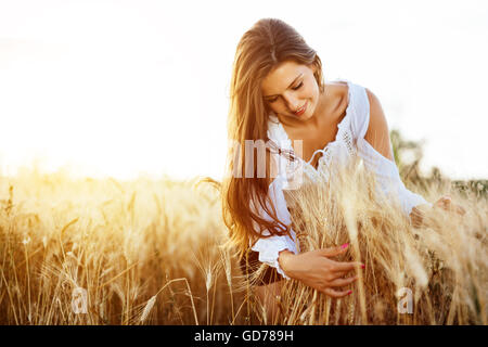 Schöne Frau und goldenen Gerstenfeldern Stockfoto