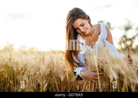 Schöne Frau umarmt, Gerste und Weizen, Konzept Stockfoto