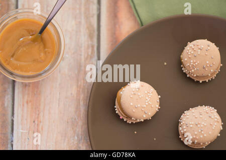 Dulce de Leche gefüllt macaron Stockfoto