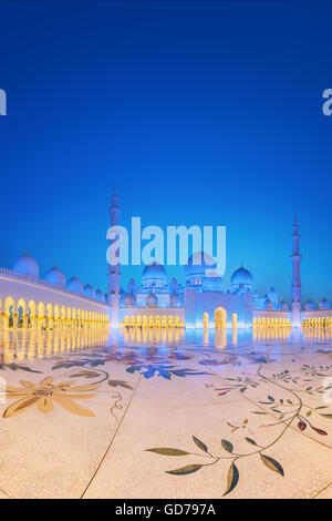 Sheikh Zayed Grand Moschee in der Abenddämmerung, Abu Dhabi, Vereinigte Arabische Emirate Stockfoto