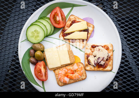 Ein Teller mit Fingerfood für Essen im freien Stockfoto