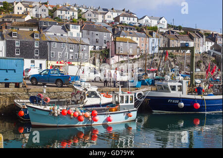 Angelboote/Fischerboote am Dorf Kai in Mevagissey Cornwall England UK Stockfoto