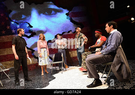 (Links-rechts) Martin Fisher, Anne Archer, Christien Anholt, Paul Herzberg, Mark Rose, Ako Mitchell und Alez Gaumond bei einem Fototermin für eine neue spielen The Trial Of Jane Fonda am Park Theatre in London. Stockfoto