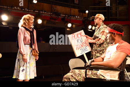 Editoren Hinweis CONTENT Anne Archer, Mark Rose und Ako Mitchelr (rechts) bei einem Fototermin für eine neue spielen The Trial Of Jane Fonda am Park Theatre in London. Stockfoto