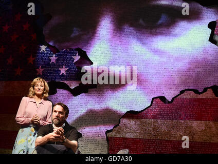 Anne Archer und Martin Fisher bei einem Fototermin für eine neue spielen The Trial Of Jane Fonda am Park Theatre in London. Stockfoto