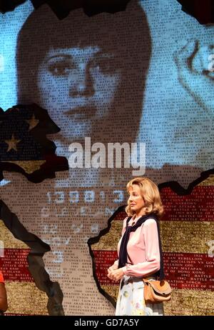 Anne Archer bei einem Fototermin für ein neues Theaterstück The Trial von Jane Fonda am Park Theatre in London. Stockfoto