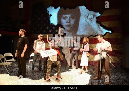 Redakteure, CONTENT Hinweis (links-rechts zurück) Martin Fisher, Mark Rose, Christian Anholt, Alex Gaumond, Anne Archer und Paul Herzberg und Ako Mitchelr (vorn) bei einem Fototermin für eine neue spielen The Trial Of Jane Fonda am Park Theatre in London. Stockfoto