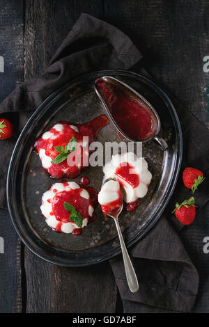 Pannacotta mit Erdbeeren Stockfoto