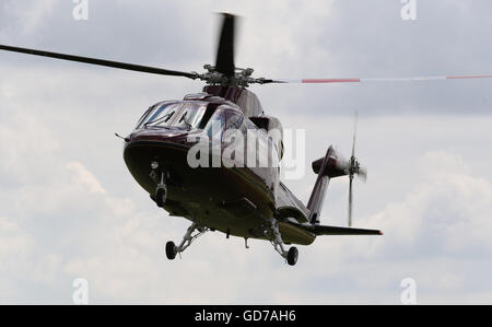 Der königliche Hubschrauber mit Königin Elizabeth II und der Herzog von Edinburgh ankommt, wo sie die neue Basis der East Anglian Air Ambulance am Cambridge Flughafen eröffnet. Stockfoto