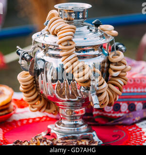 Traditionelle russische Samowar mit Bagels ist am Tisch. Stockfoto