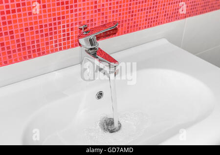 Sauberes Wasser fließt aus dem Wasserhahn. Stockfoto