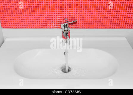 Sauberes Wasser fließt aus dem Wasserhahn. Stockfoto