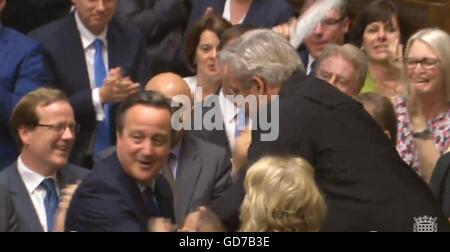 Premierminister David Cameron schüttelt Hände mit Commons Sprecher John Bercow, als er nach Abschluss seiner letzten letzten Premierminister Fragen in das House Of Commons in London geht. Stockfoto