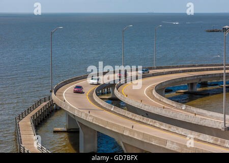 Interstate i-110 Rampe Schleifen über den Golf von Mexiko bei seiner Kündigung auf Highway 90 in Biloxi, Mississippi Stockfoto