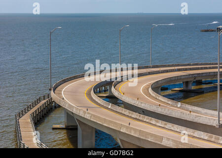 Interstate i-110 Rampe Schleifen über den Golf von Mexiko bei seiner Kündigung auf Highway 90 in Biloxi, Mississippi Stockfoto