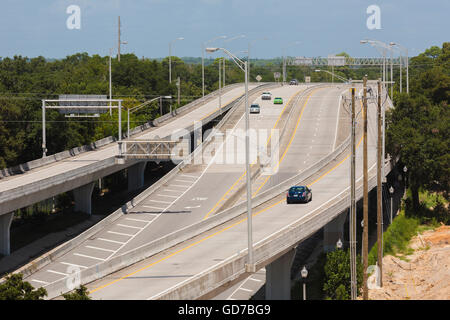 Fahrzeugverkehr auf Rampen am Südende der i-110 Interstate auf Highway 90 in Biloxi, Mississippi Stockfoto