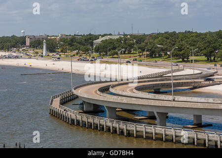 Interstate i-110 Rampe Schleifen über den Golf von Mexiko bei seiner Kündigung auf Highway 90 in Biloxi, Mississippi Stockfoto