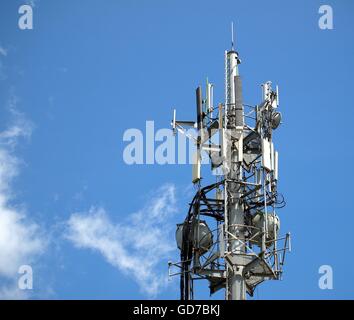 Antennen und modernen Kommunikationsgeräten auf einem Stahlmast Stockfoto