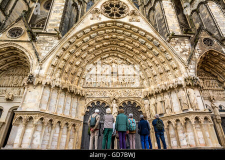 Bourges Europäische Kulturhauptstadt 2028, Haupteingang der Kathedrale Saint Etienne, Tympanum des Jüngsten Gerichts, Cher, Centre-Val de Loire, Frankreich Stockfoto