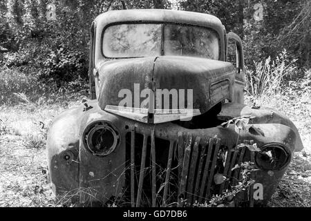 Crawfordville, Florida - USA. Mai 2016 - verrosteten alten LKW in den Wald Wakulla aufgegeben Stockfoto